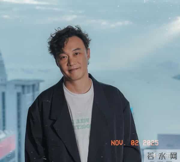 陈奕迅徐濠萦现身香港街头被偶遇,51岁陈奕迅换了发型,帅翻了!