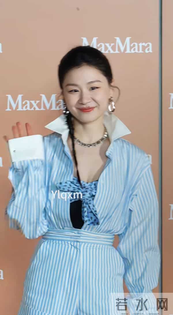 搞笑女金靖没想到原来身材竟这么好，腰细腿长上围丰满皮肤巨白皙