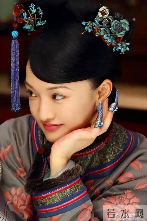 50岁周迅头发花白,瘪嘴模样一脸老态认不出,无儿无女成最大遗憾