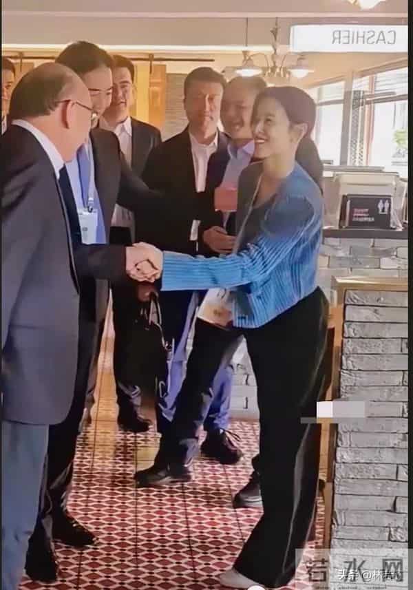 刘强东章泽天出席峰会,夫唱妇随好甜蜜,章泽天打扮休闲,很松弛