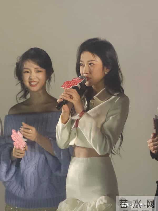 郭宇欣红毯秒了王小亿，才知气质比打扮重要