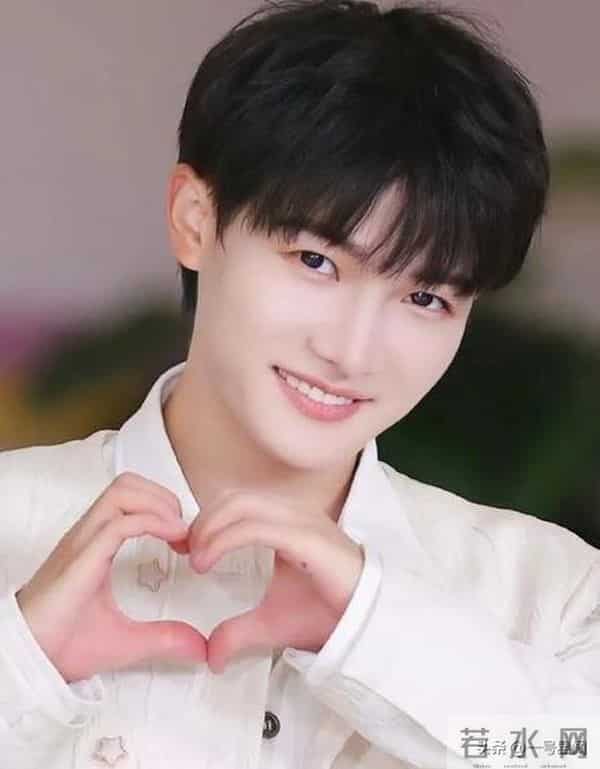 人民日报专访,揭开32岁周深的真实处境,原来那英说的一针见血