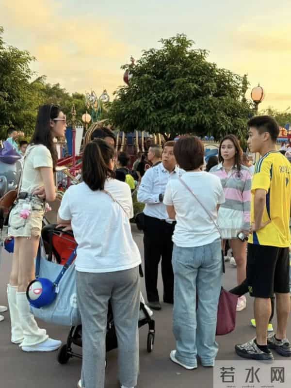 奚梦瑶和女儿现身迪士尼,女儿遗传大长腿基因,网友神评论
