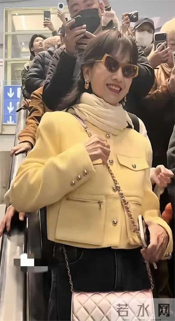 72岁的赵雅芝近照曝光,手背青筋爆出,有大肚腩,走路像个老太太