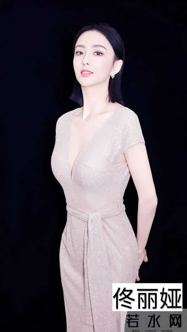 深V才是必杀技!姐姐一弯腰,全场心跳都漏拍