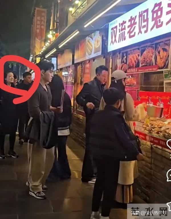 张兰与亲家母同框，祖孙三代游成都，一家团圆好幸福，孩子也开心