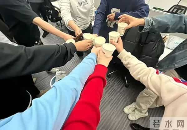 董宇辉成大款,顿顿当老板,留下的YOYO却熬成“废子”令人唏嘘