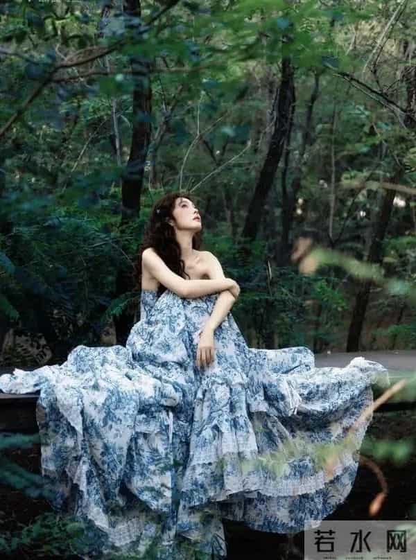 蔡文静抹胸礼服,身材也太好了