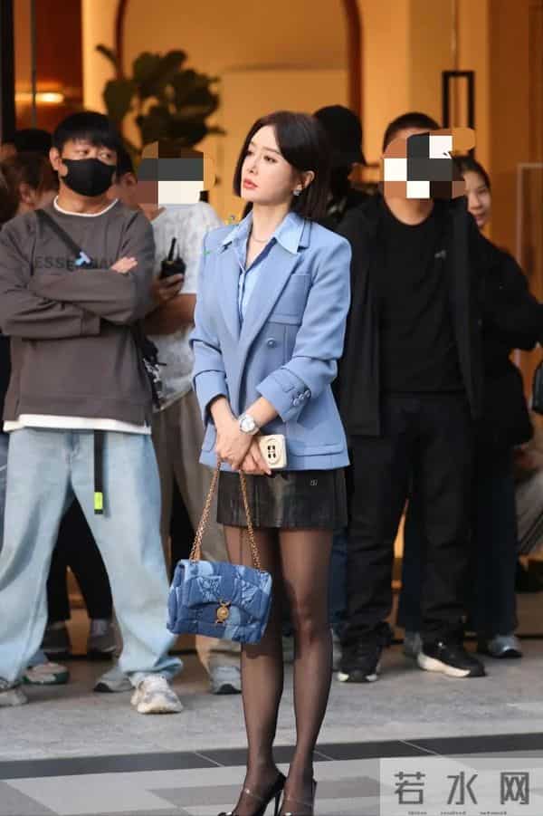 46岁秦岚现身宁波街头,她穿着黑丝袜,踩着用透明胶绑着的高跟鞋