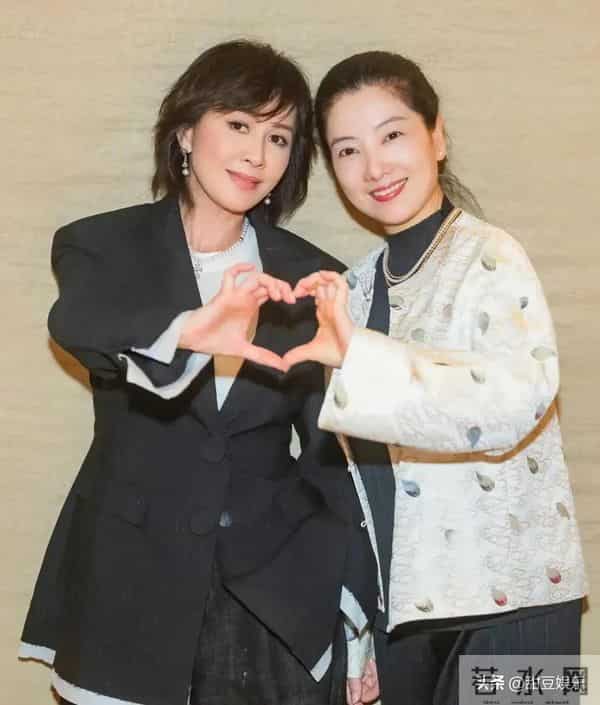 50年同窗聚!刘嘉玲回苏州被夸“逆生长”,凭啥比同学嫩?