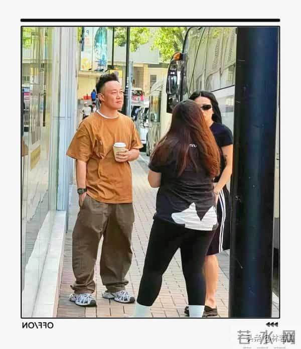 陈奕迅徐濠萦现身香港街头被偶遇,51岁陈奕迅换了发型,帅翻了!