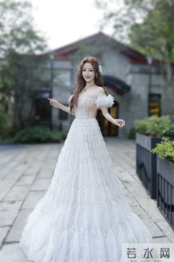 陈紫函仙子美人，姐又穿抹胸纱裙了，真优雅。