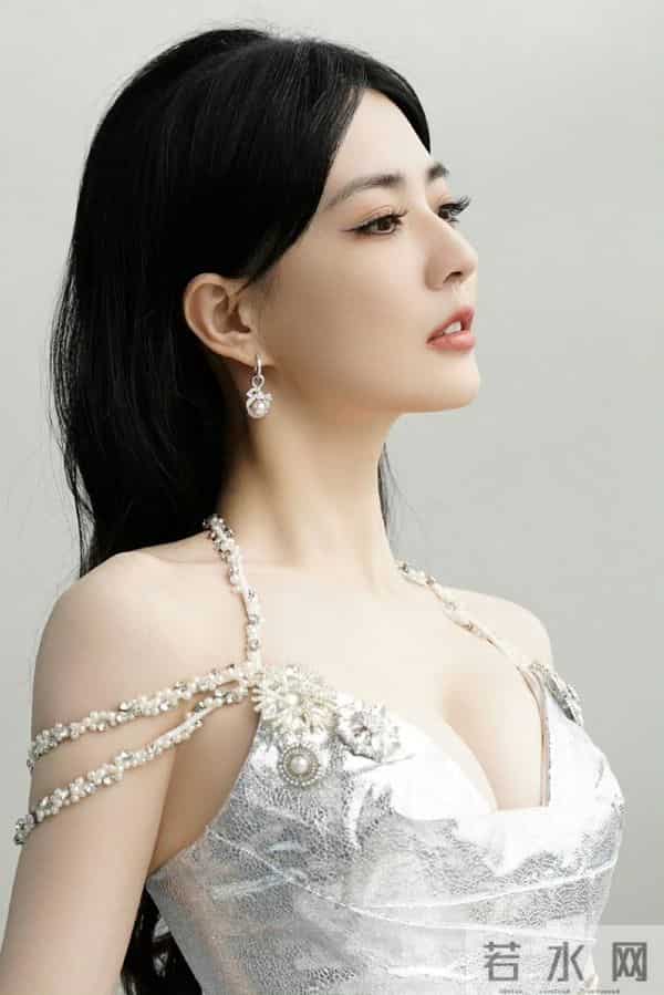 真看不出来 徐璐挺放的开的 蹦迪嗨玩 肚兜美背撩人