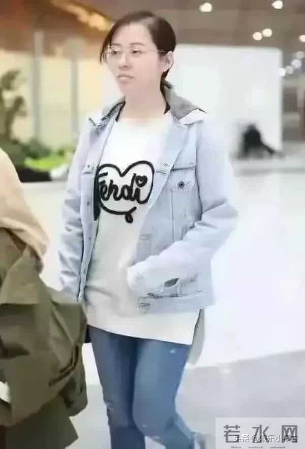 张靓颖素颜亮相机场被偶遇，网友-和普通人差不多 舞台上妆化太狠