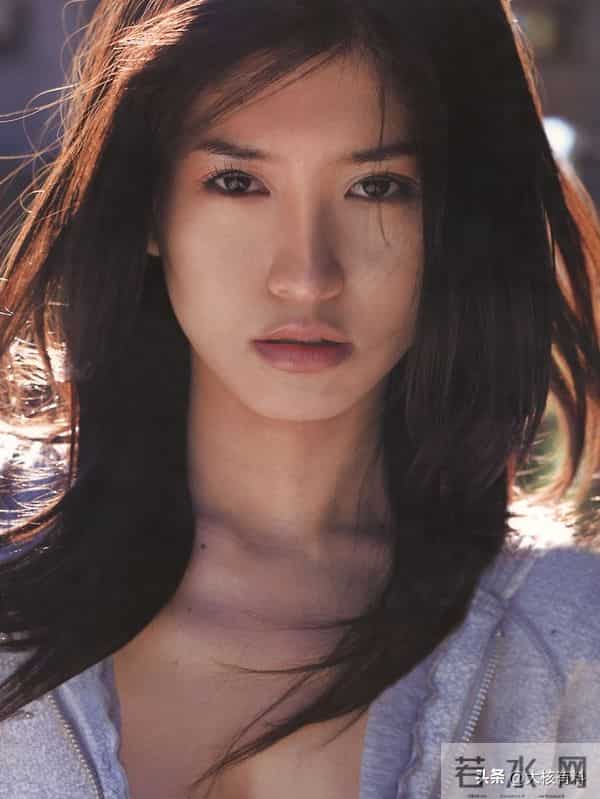 日本“知名女星”成内阁成员,身材火辣迷人,大量写真作品流传广