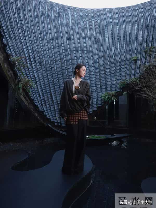 蒋勤勤出席电影大数据荣誉之夜，竖条纹中式衣，红唇点缀更显风情