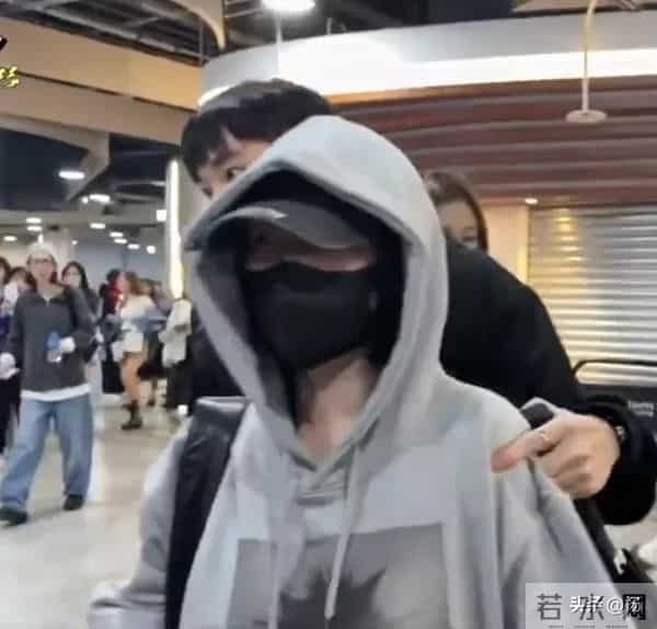 小S去看韩星权志龙演唱会，男助理搂着她肩膀一直保护，举止亲密