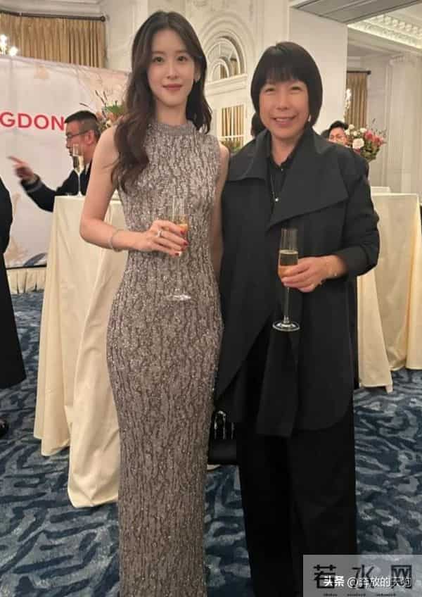 章泽天久违晒新年照，手上戴4个戒指，俏丽模样越来越美！