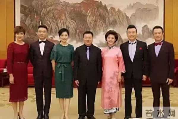 央视主持人合影,桑晨、周涛、李修平、康辉,其他几位你认识吗?