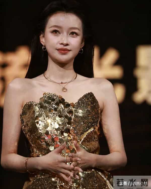 孙怡新造型,抹胸完美设计超短裙,漏出美腿玉足