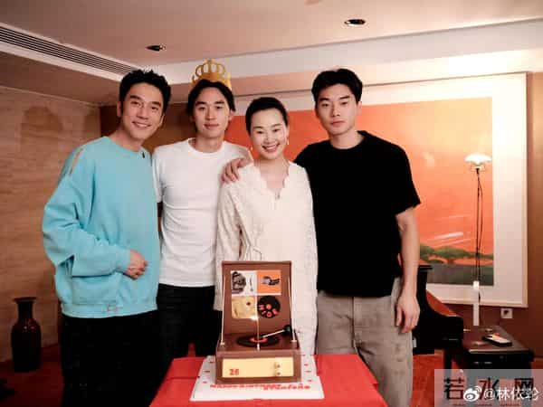 林依轮晒照为儿子庆生，一家四口共用一张脸，父子嫩得像兄弟