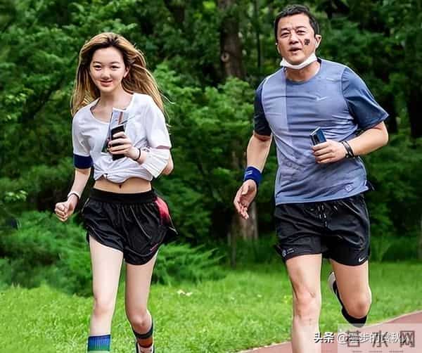 王菲对李亚鹏的“疏离感”藏不住:离婚11年同框仍显尴尬。