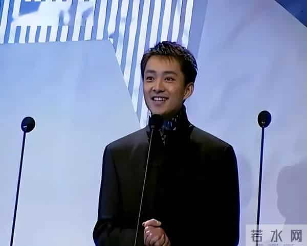 知名主持人突然宣布复出!56岁的他已满头白发