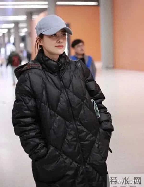 看了梅婷的穿搭，我悟了：羽绒服不配半身裙、乐福鞋，才更高级