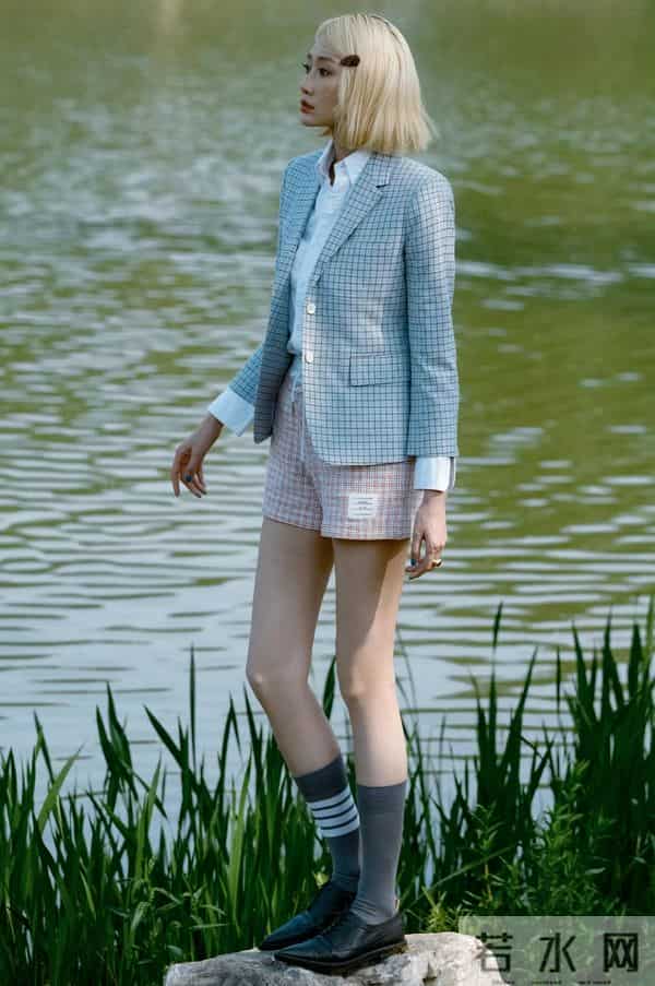 李斯羽“灰白袜”造型出圈!这大长腿谁看了不迷糊