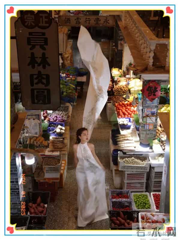 Angelababy和闺蜜现身上海街头被偶遇，baby打扮时髦，少女感十足