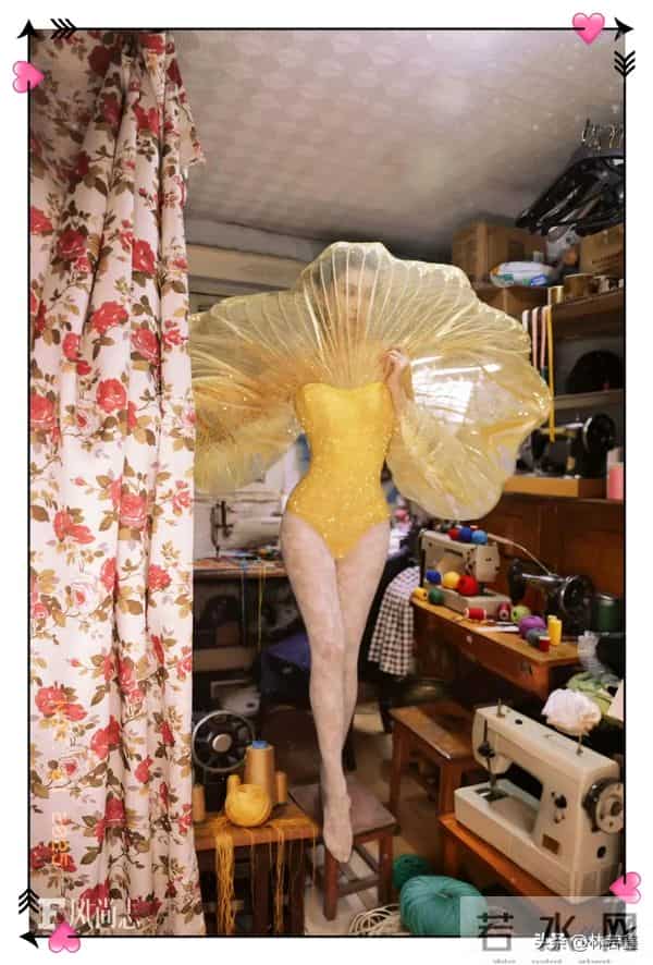 Angelababy和闺蜜现身上海街头被偶遇，baby打扮时髦，少女感十足