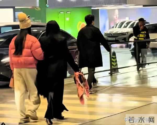 李湘王岳伦一家现身上海虹桥机场，虽然离婚了，还是一家人的感觉