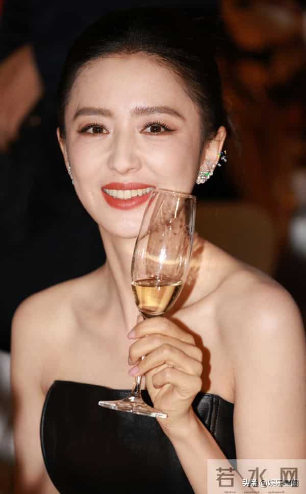 佟丽娅红毯现场,美得让人移不开眼。这对视一笑好甜美的笑容。