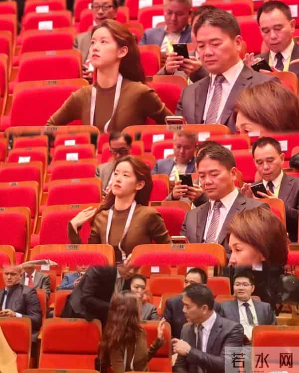 刘强东朋友圈秀恩爱!自嘲在章泽天面前失去自信,紧跟潮流很年轻