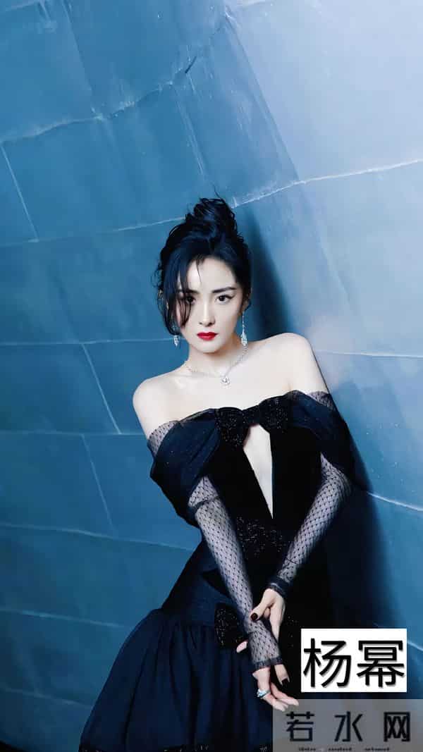 深V才是必杀技!姐姐一弯腰,全场心跳都漏拍