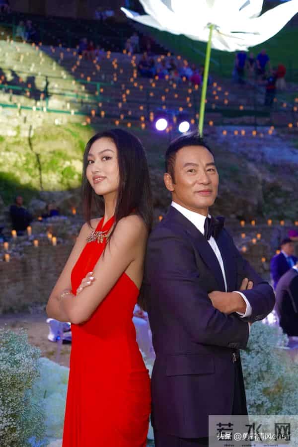 任达华一家意大利参加婚礼,20岁任晴佳身材高挑,又瘦又美如超模