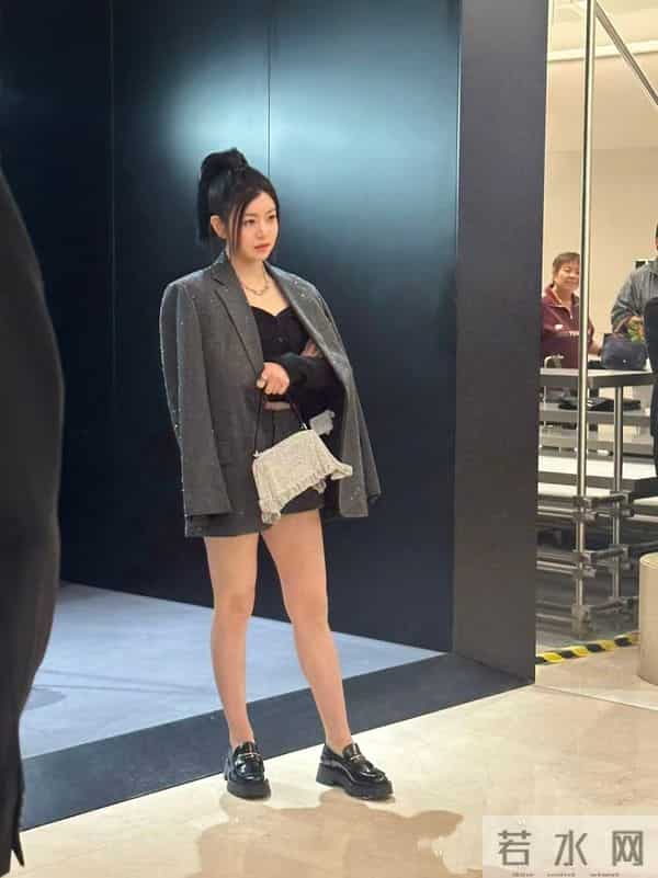 42岁陈妍希亮相活动,亮片西装配超短裤又美又飒,看着像二十出头