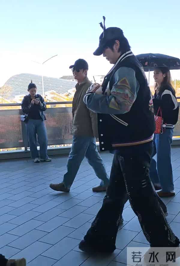 再破离婚传闻!洪欣一家四口外出游玩被偶遇,温馨互动显真情