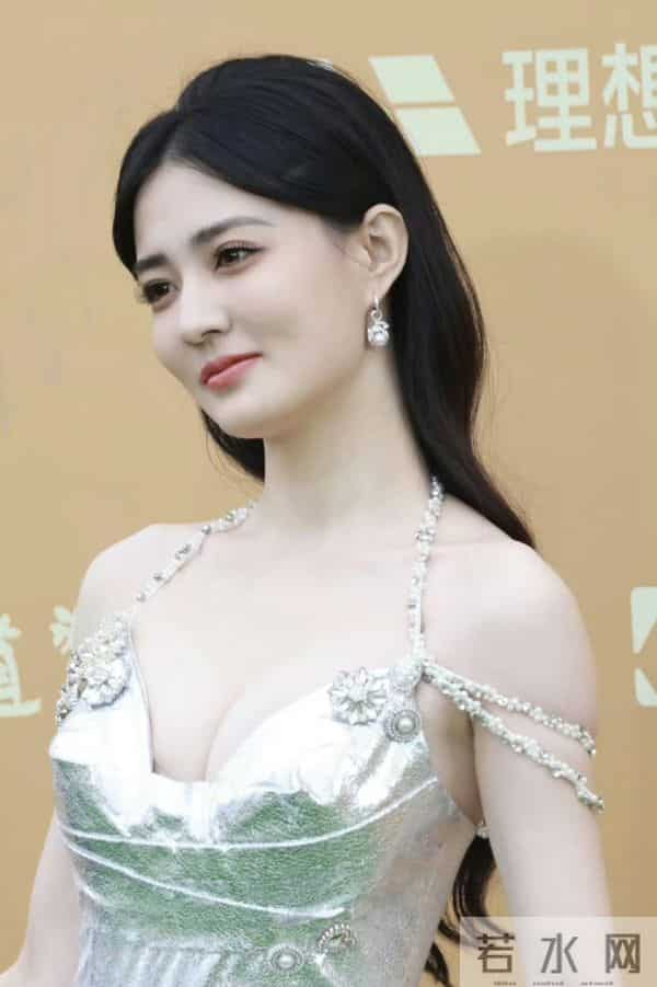 真看不出来 徐璐挺放的开的 蹦迪嗨玩 肚兜美背撩人