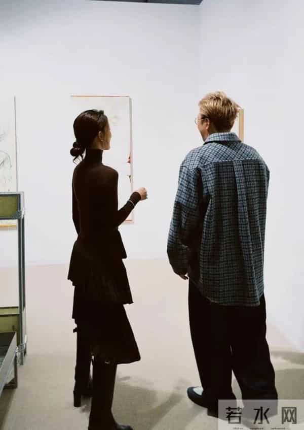 杜海涛与章泽天一起看展,奶茶妹妹发髻低挽,腰肢纤细,太美了!