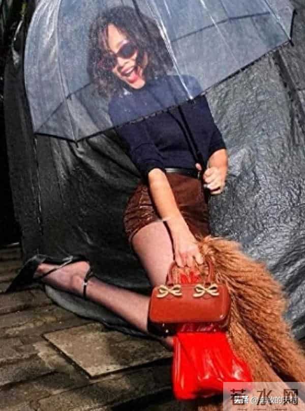 59岁刘嘉玲香港街头彻底放飞,三角裤外穿配黑丝袜,这是啥新潮流