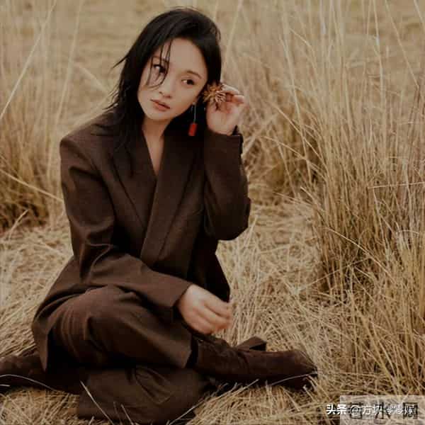 50岁周迅头发花白,瘪嘴模样一脸老态认不出,无儿无女成最大遗憾