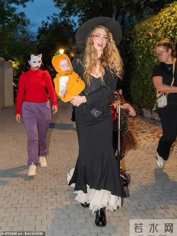 海后Amber Heard推着三娃走上马德里街头:女巫帽下的重生母亲