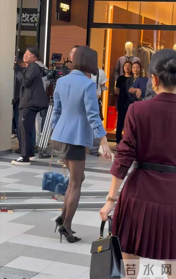 46岁秦岚现身宁波街头,她穿着黑丝袜,踩着用透明胶绑着的高跟鞋
