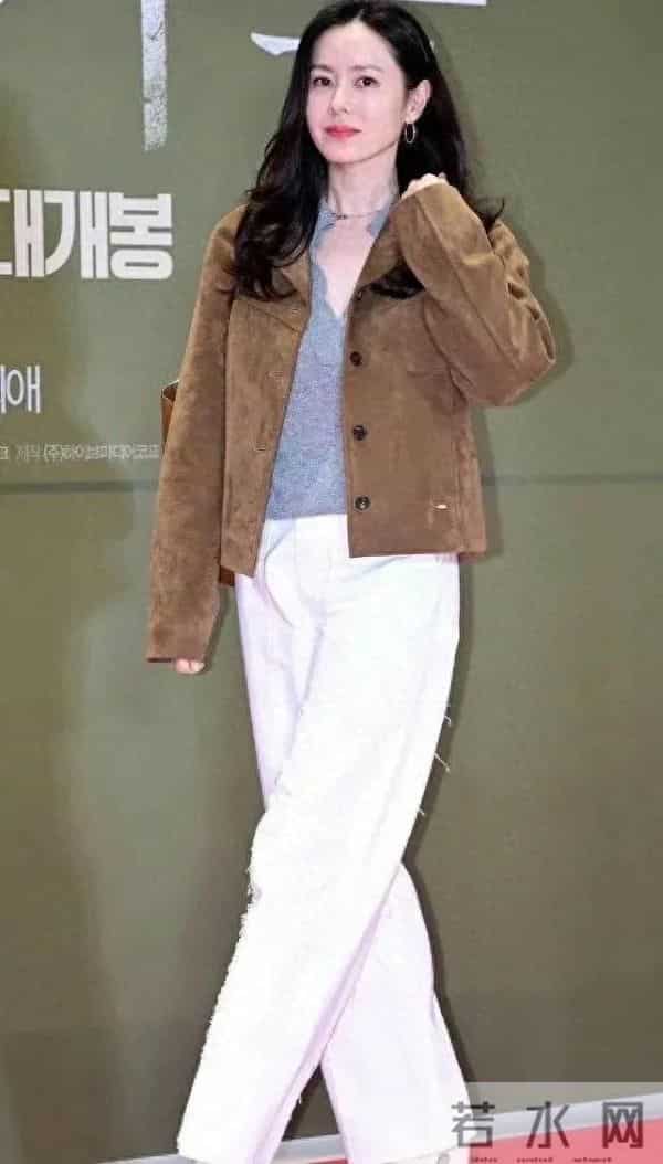孙艺珍身穿卡其色外套搭配白色阔腿裤,简约大方尽显好气质