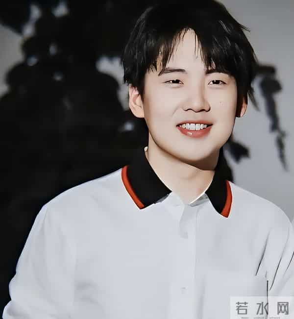 郭德纲带妻儿澳洲度假，大庄园挽手合照，郭汾阳扎耳洞手机不离手