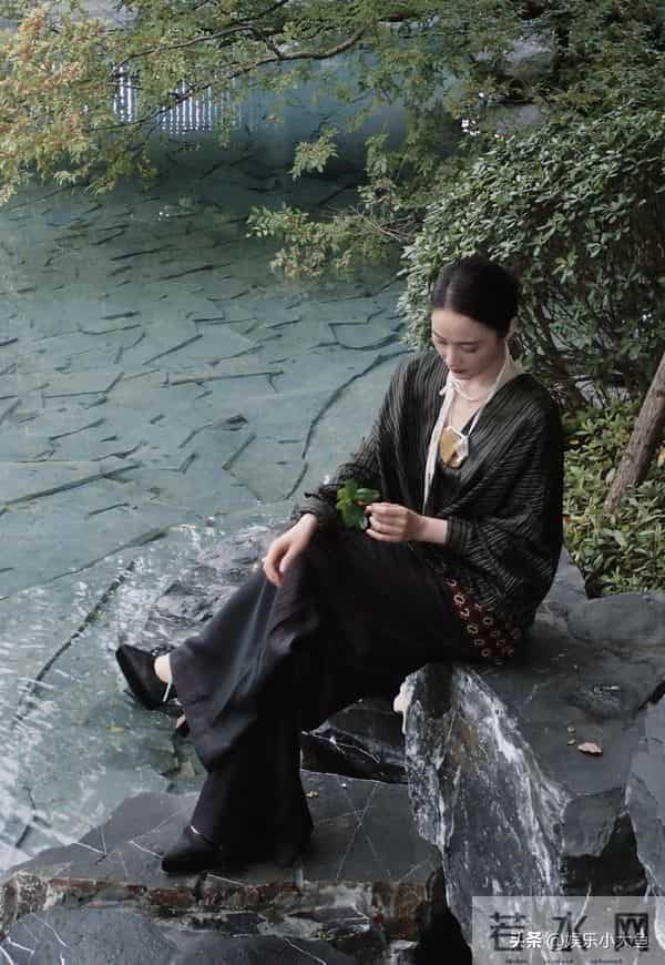 蒋勤勤出席电影大数据荣誉之夜，竖条纹中式衣，红唇点缀更显风情