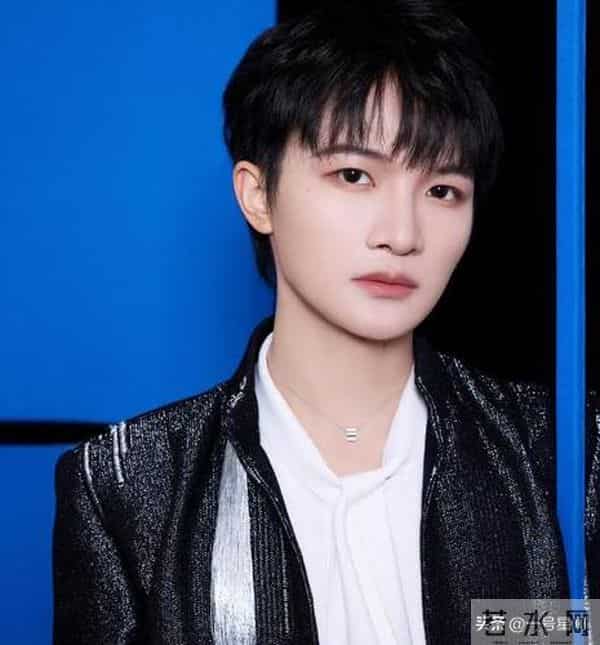 人民日报专访,揭开32岁周深的真实处境,原来那英说的一针见血