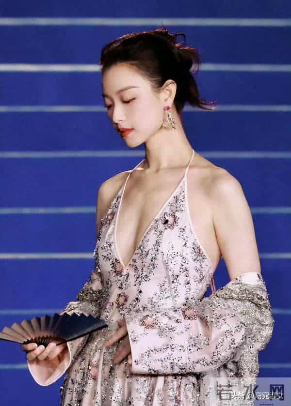 演员倪妮生图状态,大骨架,排骨胸挂不住肉,瘦的吊带裙撑不起来