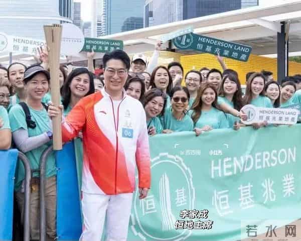 何超琼戴大钻石耳饰很华丽,她的头发白了,她和何超盈女儿合影